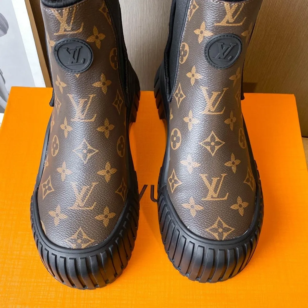 👟👟Ex-factory price 700👟👟Louis Vuitton Louis Vuitton 2022 catwalk new model, high-end customization 1:1 replica, major star Internet celebrity catwalk style, a century-old classic, comfortable on the foot, with Louis Vuitton logo embossed leather label and wear-resistant leather outsole.  Fabric: Open-edge beaded cowhide, LV presbyopic leather, black cowhide, white cowhide. Lining: sheepskin. Number of yards: 35 to 40 (41 can be customized and cannot be returned or exchanged)